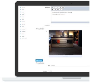 Alliance: Wohnzimmer mit grauer Couch, Fernseher und Computermonitor, der Produkt- und Anzeigefenster zeigt.