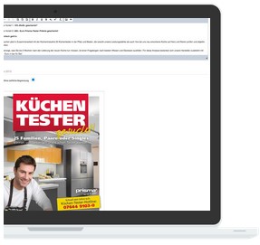 Alliance Werbeplakat für "KÜCHEN TESTER" mit Kontaktinformationen und einem Mann vor einem Küchenschrank.