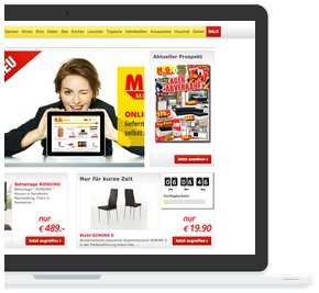 Frau hält Tablet mit Möbel-Collage und Anzeige für zeitlich begrenzte Angebote.