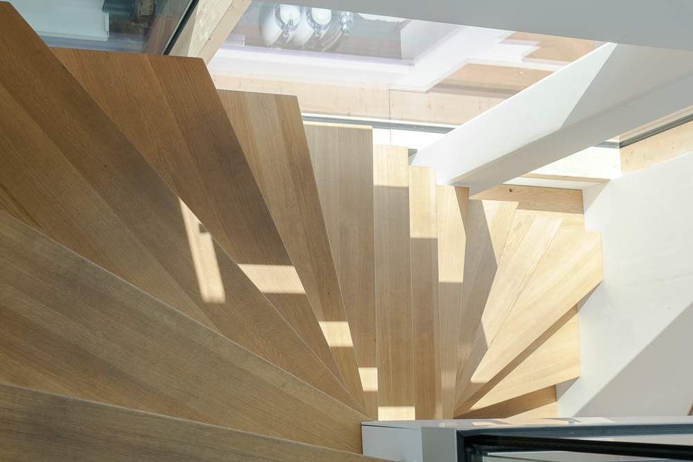 medienpark Büroräume: Holztreppe zum Besprechungsraum mit Dachterrasse.