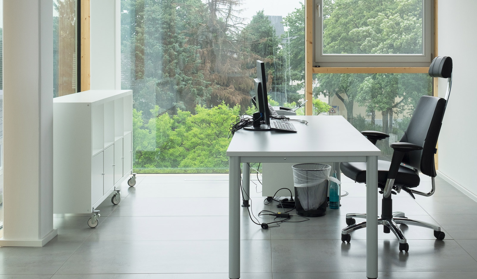 medienpark Moderner Büroraum mit Schreibtisch und Blick ins Grüne.