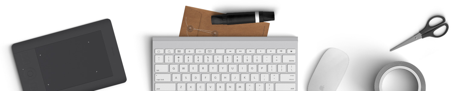 Schreibtisch mit Tablet, Tastatur, Maus, Kopfhörer und Schreibutensilien.