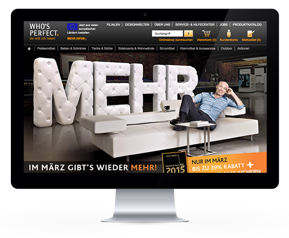 Produktfoto eines Sofas auf einem Bildschirm mit Menü, Suchfeld und dem Schriftzug "WHO'S PERFECT.".
